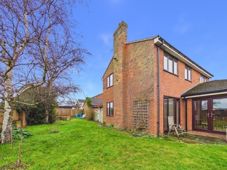 4 bedroom House for Sale Mountbatten Drive, Biggleswade, Bedfordshire