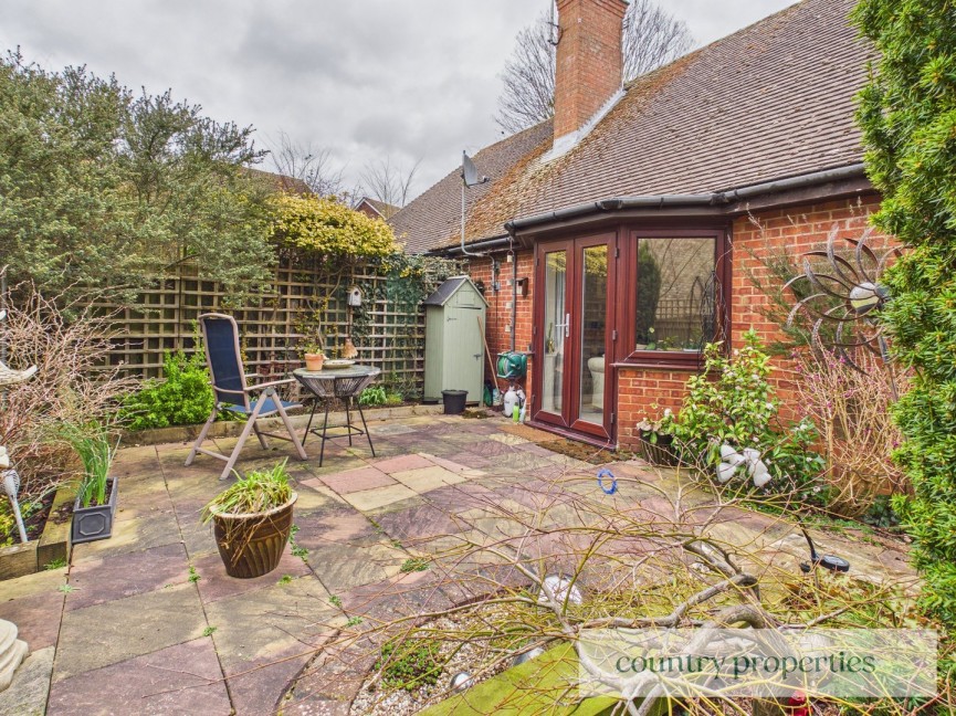 2 bedroom Bungalow for Sale Beechcroft, Datchworth, Hertfordshire