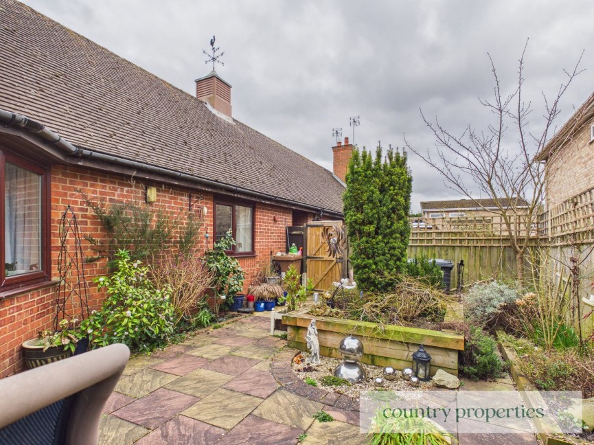 2 bedroom Bungalow for Sale Beechcroft, Datchworth, Hertfordshire