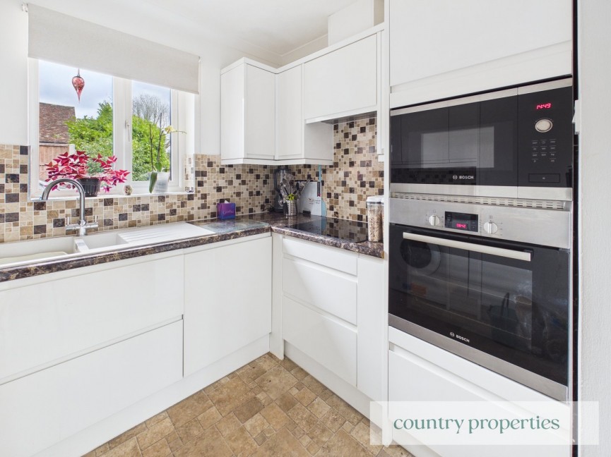 2 bedroom Bungalow for Sale Beechcroft, Datchworth, Hertfordshire