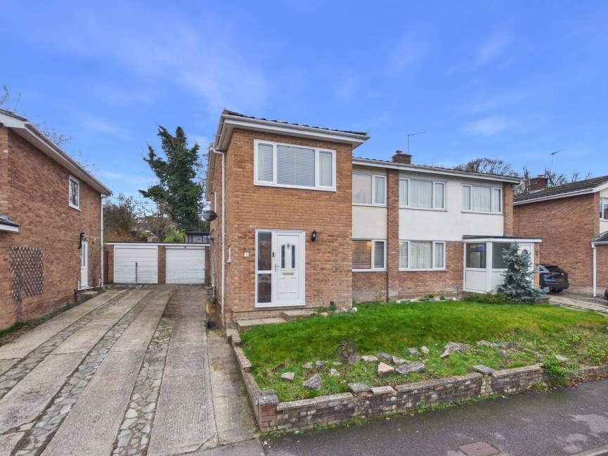 3 bedroom House for Sale Wheatfield Crescent, Royston, Hertfordshire