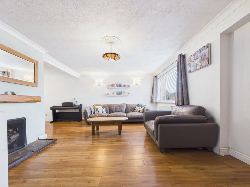 3 bedroom House for Sale Wheatfield Crescent, Royston, Hertfordshire