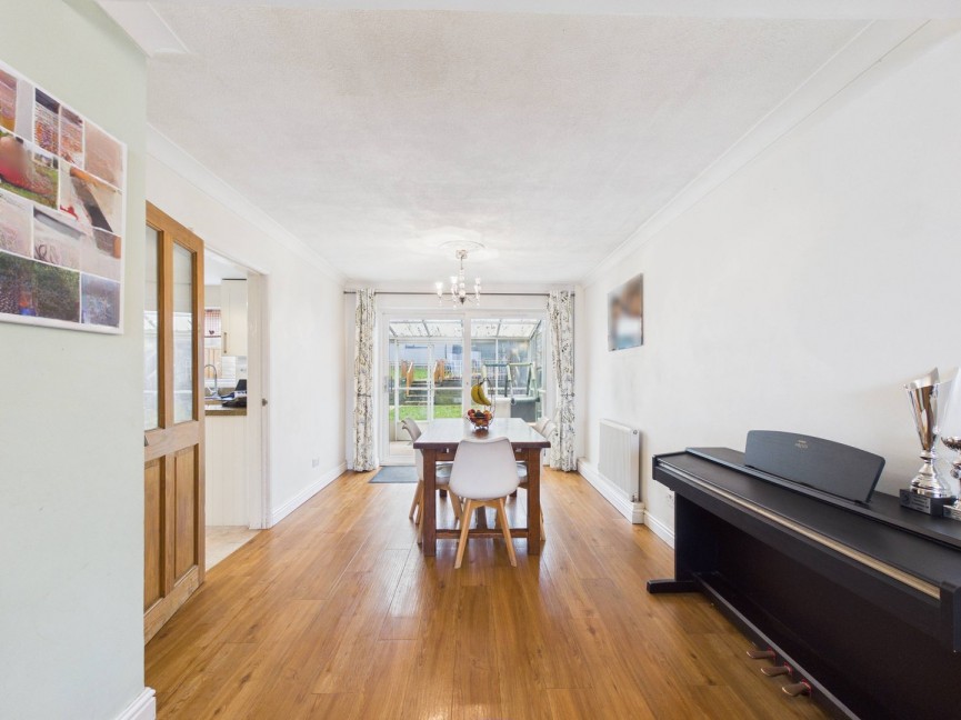 3 bedroom House for Sale Wheatfield Crescent, Royston, Hertfordshire