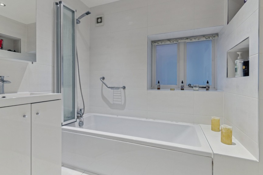 4 bedroom House for Sale Tilehouse Street, Hitchin, Hertfordshire