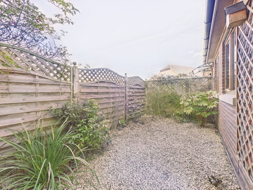 2 bedroom Bungalow for Sale Blackhorse Lane, Hitchin, Hertfordshire