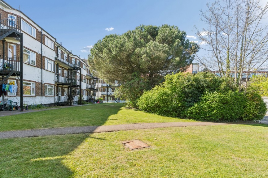 2 bedroom Flat for Sale Garrison Court, Hitchin, Hertfordshire