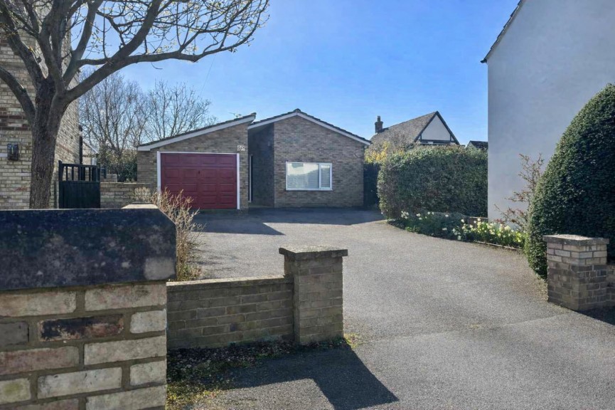 3 bedroom Bungalow for Sale Ampthill Road, Shefford, Bedfordshire