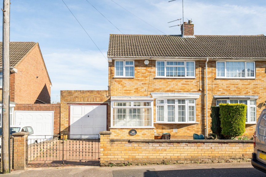 3 bedroom House for Sale Clifford Crescent, Luton, Bedfordshire