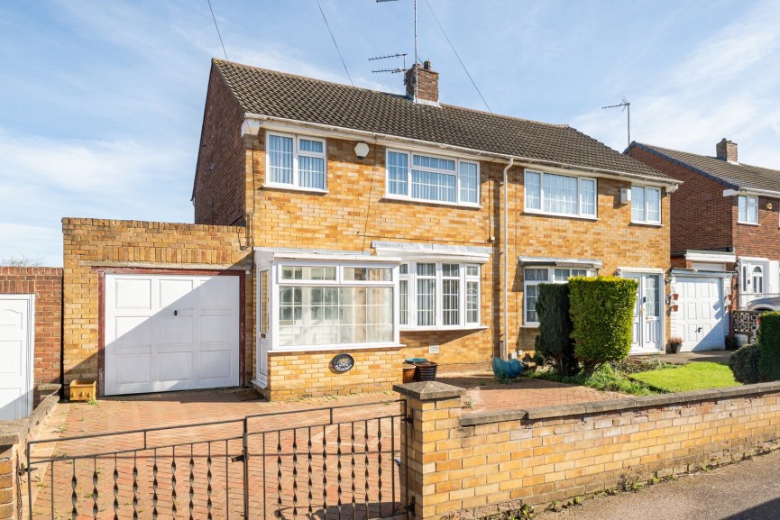 3 bedroom House for Sale Clifford Crescent, Luton, Bedfordshire
