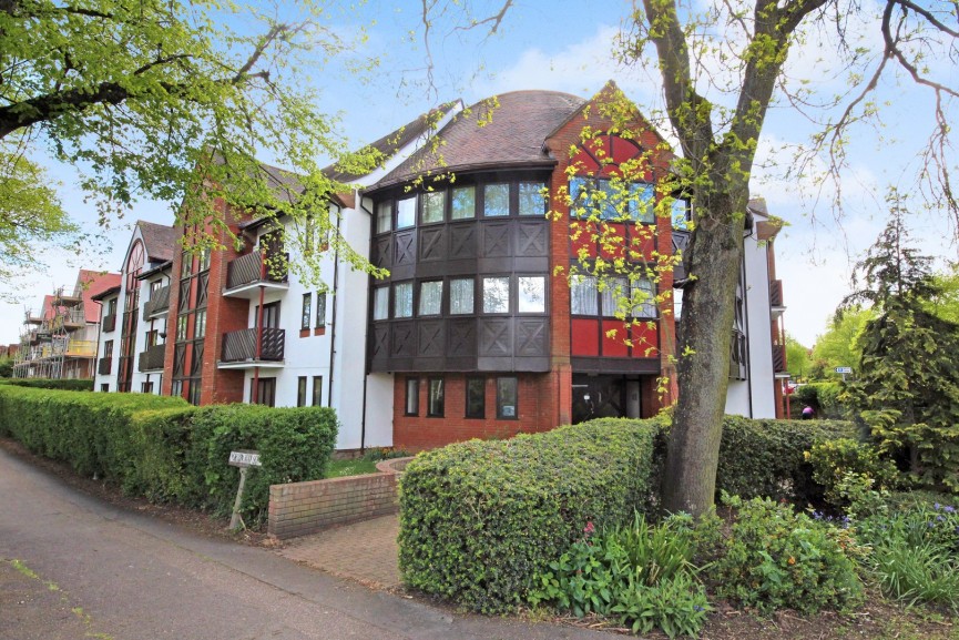 2 bedroom Flat for Sale Norton Way South, Letchworth Garden City, Hertfordshire