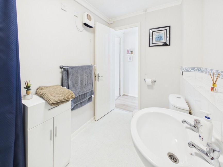 1 bedroom Flat for Sale Honeysuckle Close, Biggleswade, Bedfordshire