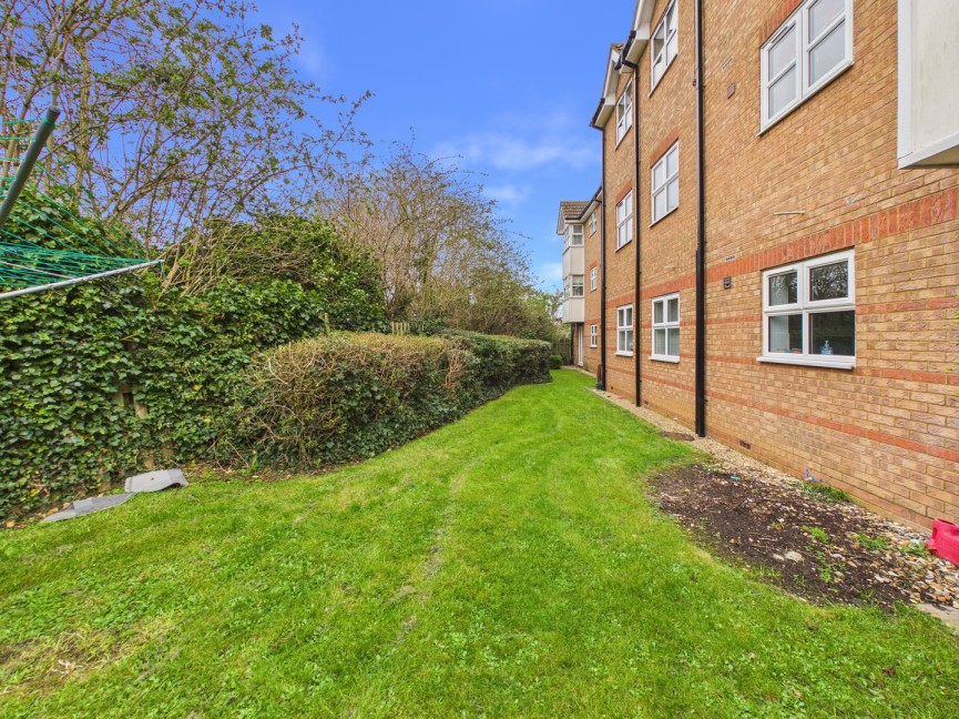 1 bedroom Flat for Sale Honeysuckle Close, Biggleswade, Bedfordshire