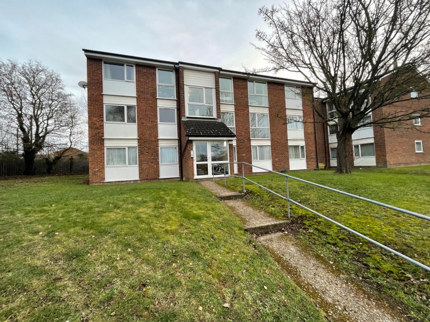 2 bedroom Flat for Letting Scott Close, Royston, Hertfordshire