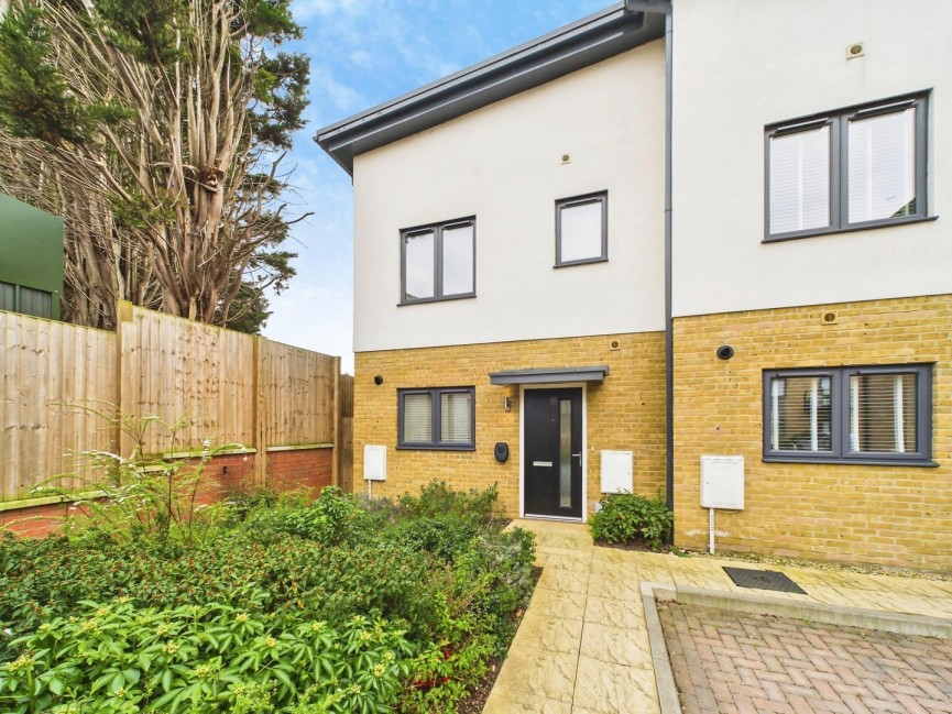 3 bedroom House for Sale The Mead, Hitchin, Hertfordshire