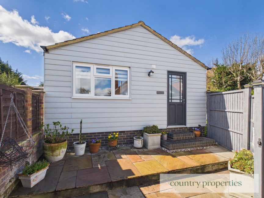 3 bedroom Bungalow for Sale Great North Road, Welwyn Garden City, Hertfordshire