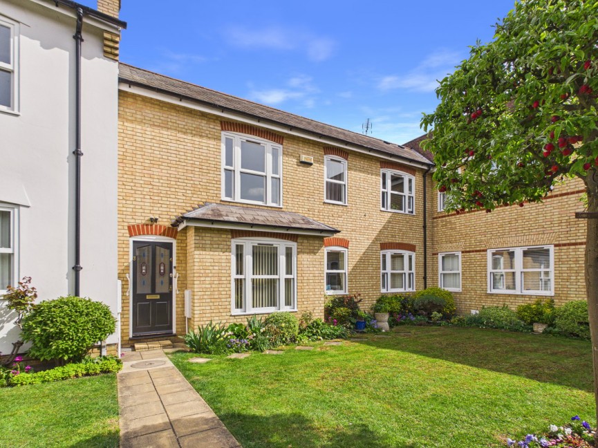 2 bedroom Flat for Sale Cardinals Gate, Royston, Hertfordshire