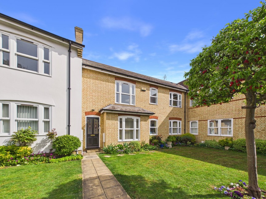 2 bedroom Flat for Sale Cardinals Gate, Royston, Hertfordshire