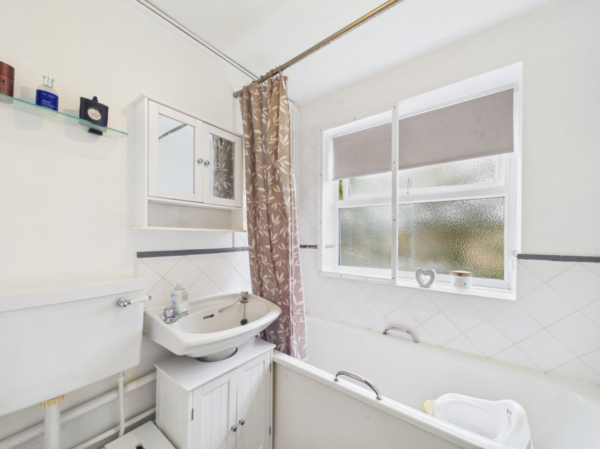 2 bedroom Flat for Sale Stevenage Road, Hitchin, Hertfordshire