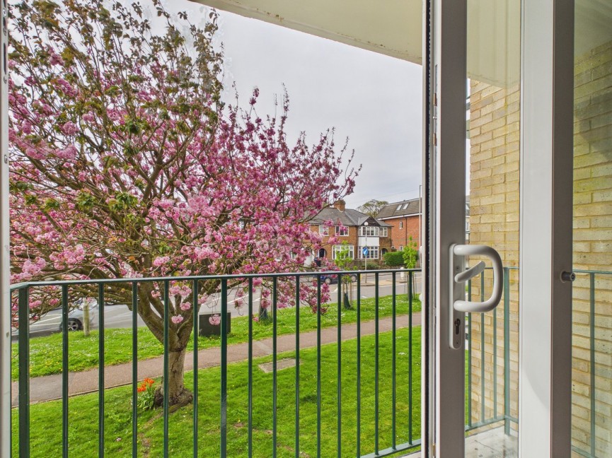 2 bedroom Flat for Sale Stevenage Road, Hitchin, Hertfordshire
