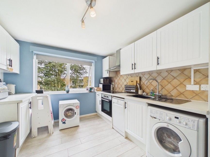 2 bedroom Flat for Sale Stevenage Road, Hitchin, Hertfordshire