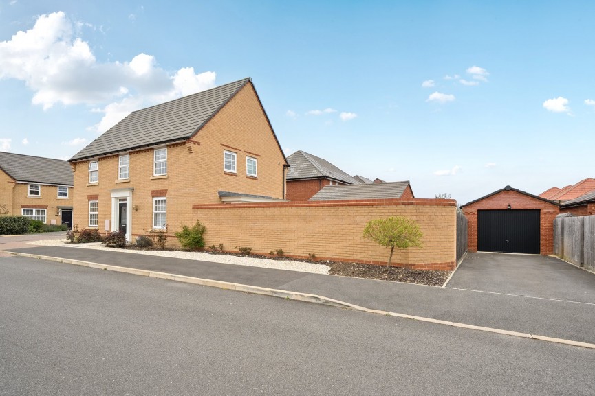 4 bedroom House for Sale Spruce Meadow, Stotfold, Bedfordshire