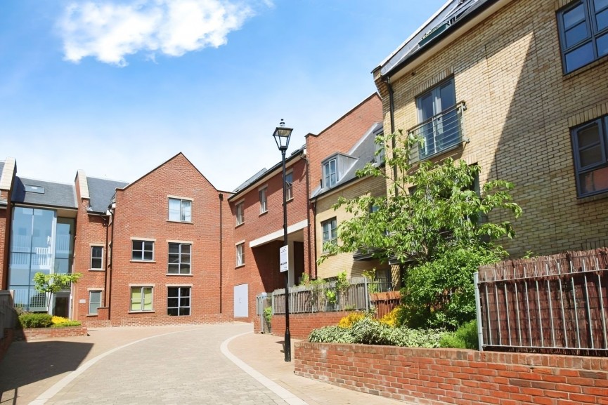 2 bedroom Flat for Sale Coopers Yard, Hitchin, Hertfordshire