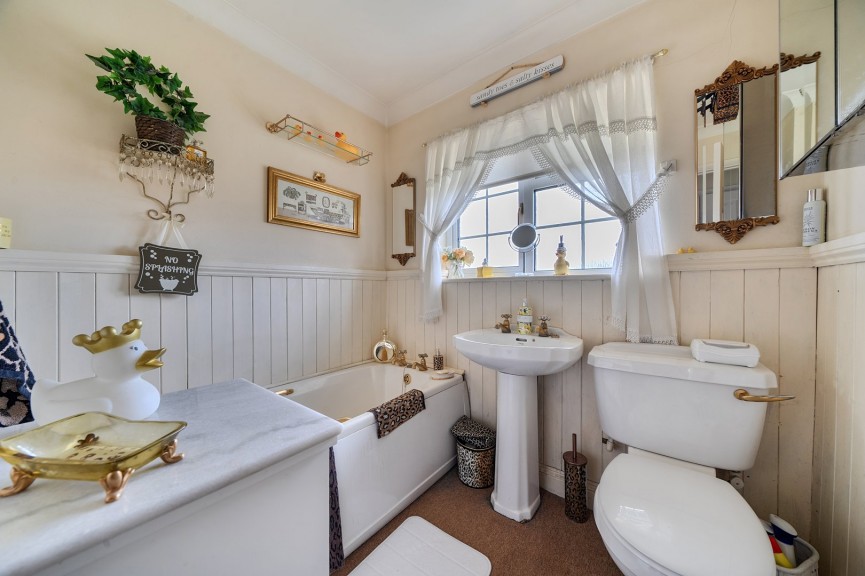 4 bedroom House for Sale Queen Elizabeth Close, Shefford, Bedfordshire