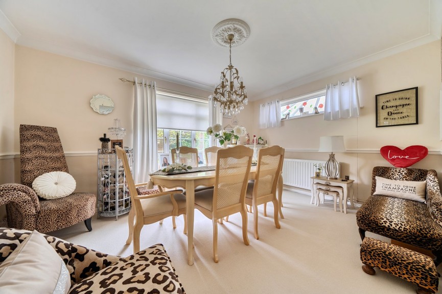 4 bedroom House for Sale Queen Elizabeth Close, Shefford, Bedfordshire