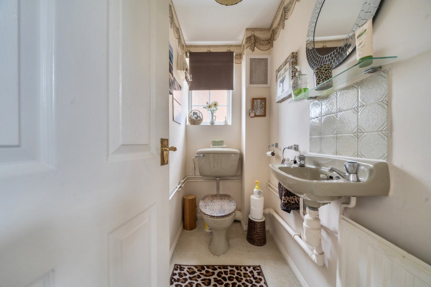 4 bedroom House for Sale Queen Elizabeth Close, Shefford, Bedfordshire