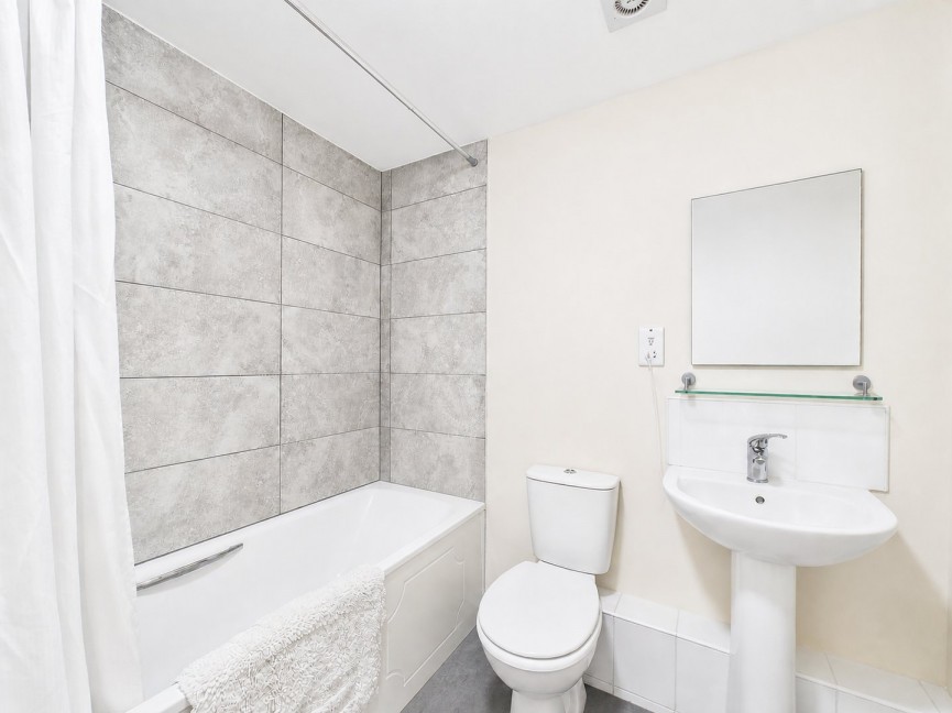 2 bedroom Flat for Sale Walsworth Road, HITCHIN, Hertfordshire