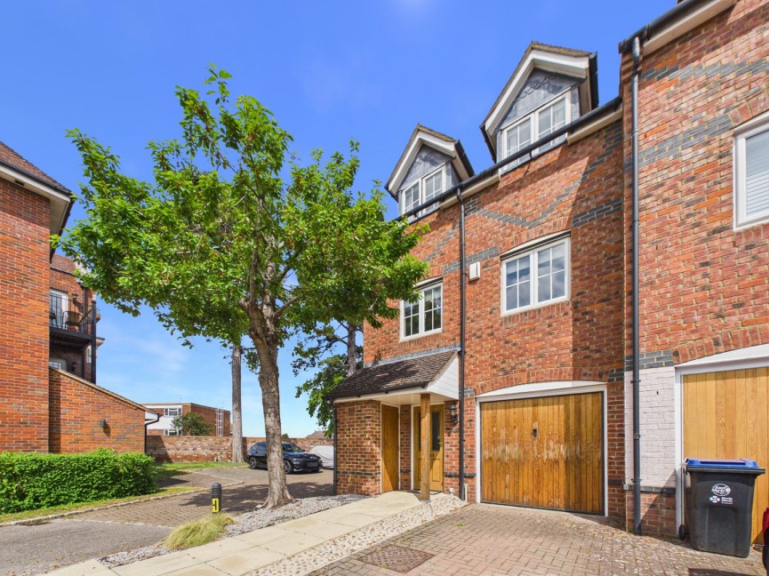 4 bedroom House for Sale South Road, Baldock, Hertfordshire
