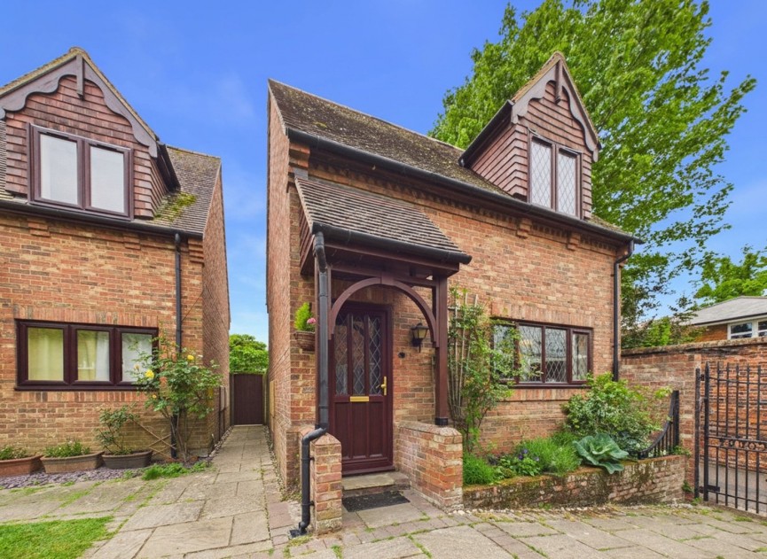 2 bedroom House for Sale High Street, Baldock, Hertfordshire
