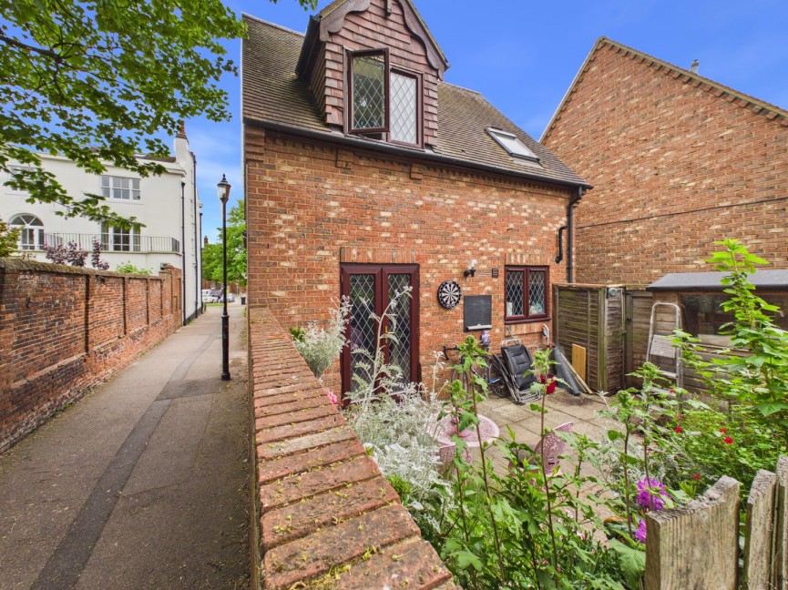 2 bedroom House for Sale High Street, Baldock, Hertfordshire