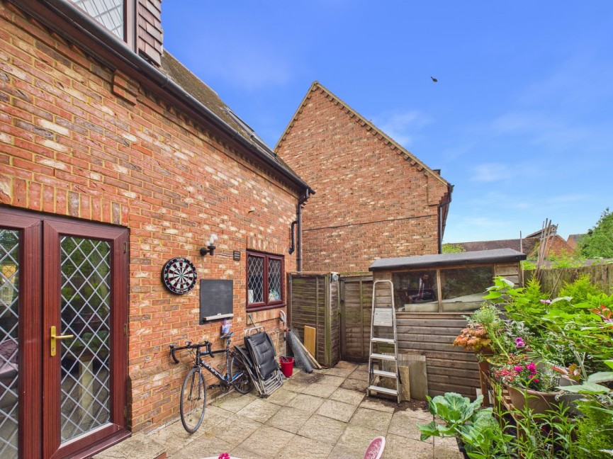 2 bedroom House for Sale High Street, Baldock, Hertfordshire