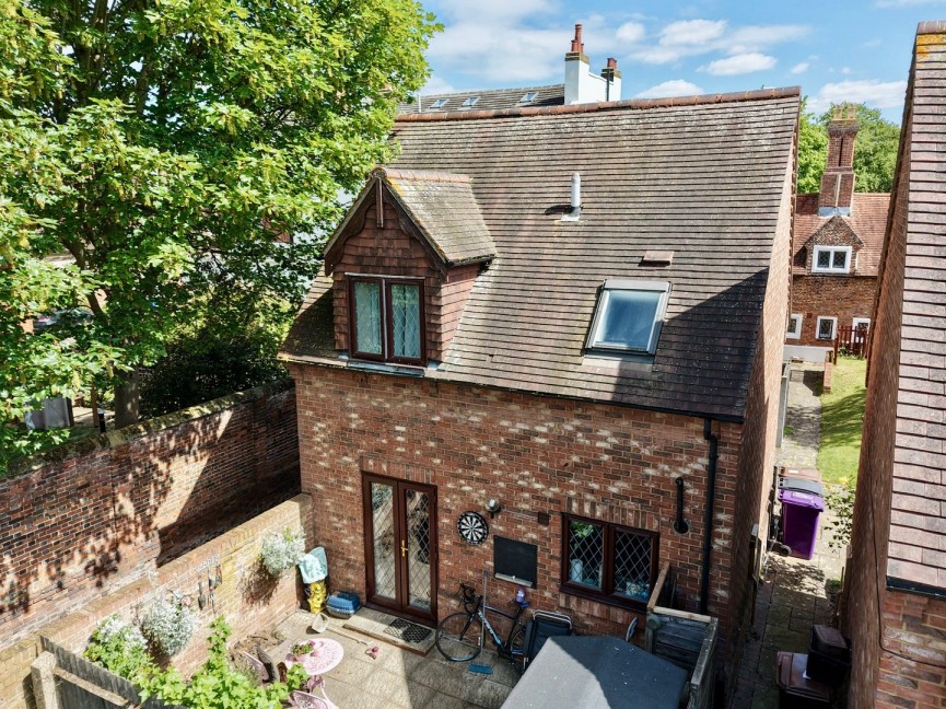 2 bedroom House for Sale High Street, Baldock, Hertfordshire