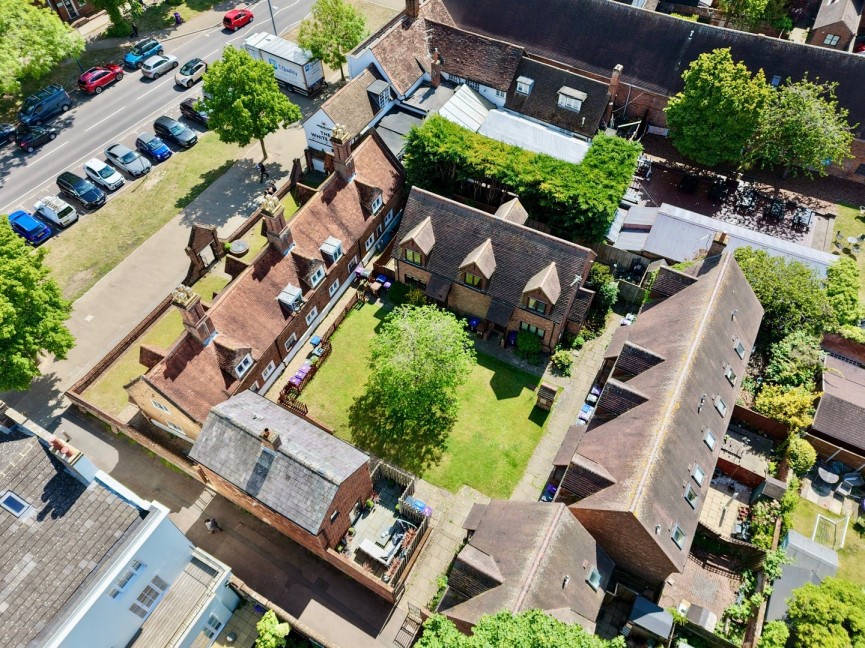 2 bedroom House for Sale High Street, Baldock, Hertfordshire