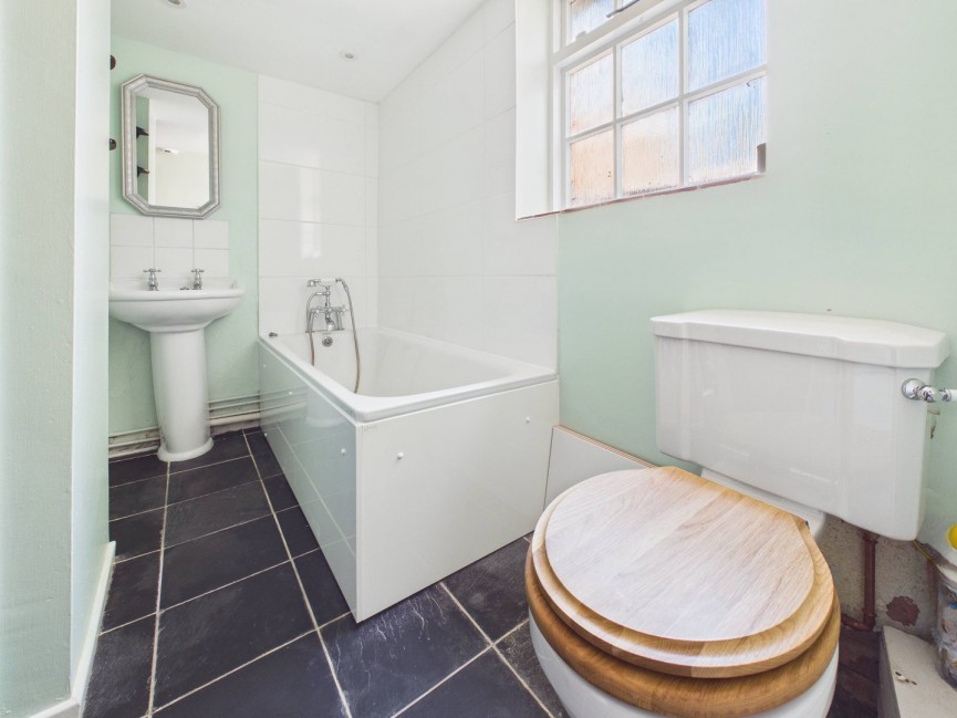 2 bedroom House for Sale High Street, Baldock, Hertfordshire