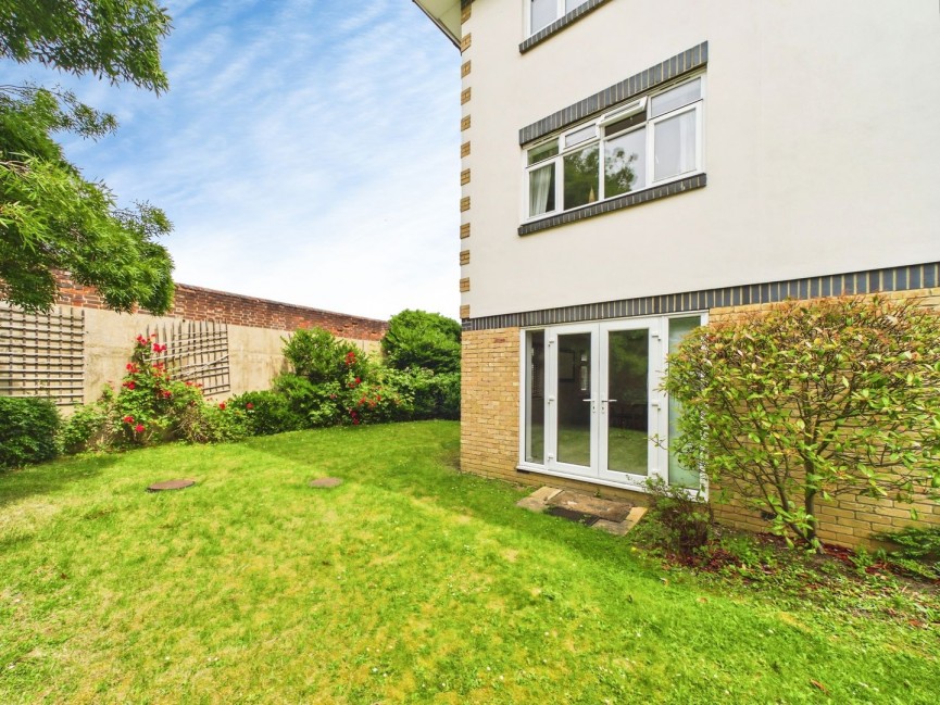 2 bedroom Flat for Sale Stevenage Road, Hitchin, Hertfordshire