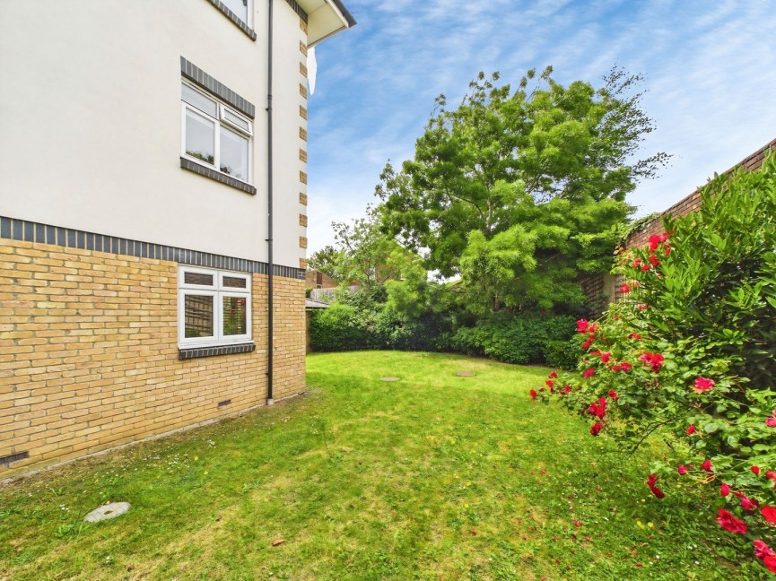 2 bedroom Flat for Sale Stevenage Road, Hitchin, Hertfordshire