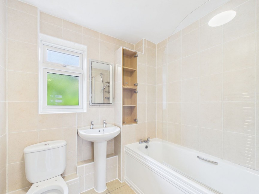 2 bedroom Flat for Sale Stevenage Road, Hitchin, Hertfordshire