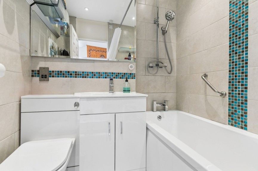 3 bedroom Flat for Sale Queen Street, Hitchin, Hertfordshire