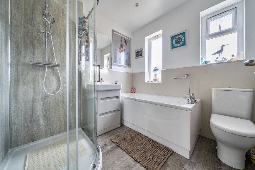2 bedroom Bungalow for Sale Church Road, Stotfold, Bedfordshire