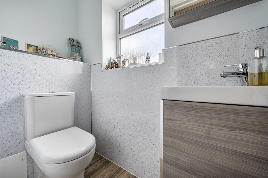 2 bedroom Bungalow for Sale Church Road, Stotfold, Bedfordshire