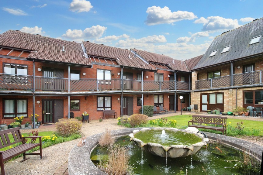 2 bedroom Flat for Sale Norton Road, Letchworth Garden City, Hertfordshire
