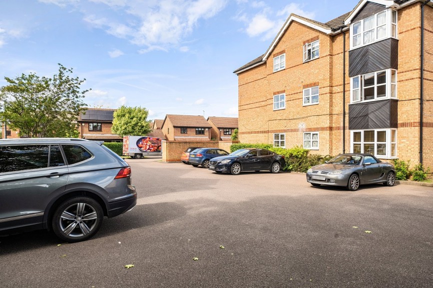 1 bedroom Flat for Sale Elgar Drive, Shefford, Bedfordshire