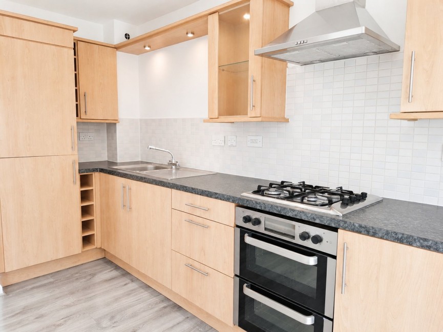 3 bedroom Flat for Sale Dragon Road, Hatfield, Hertfordshire