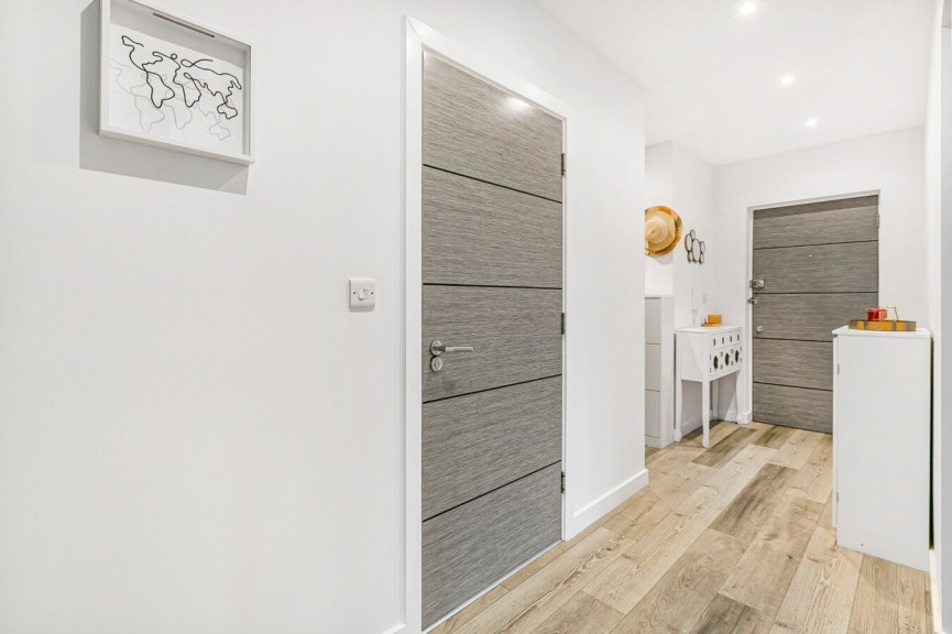 2 bedroom Flat for Sale Great North Road, Hatfield, Hertfordshire