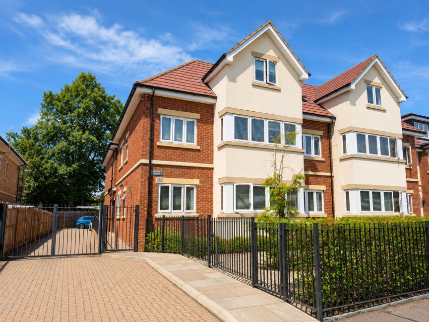2 bedroom Flat for Sale Roe Green Lane, Hatfield, Hertfordshire