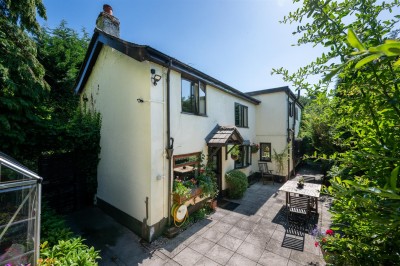 View full details for Fox Cottage, 32 Rushgreen Road, Lymm