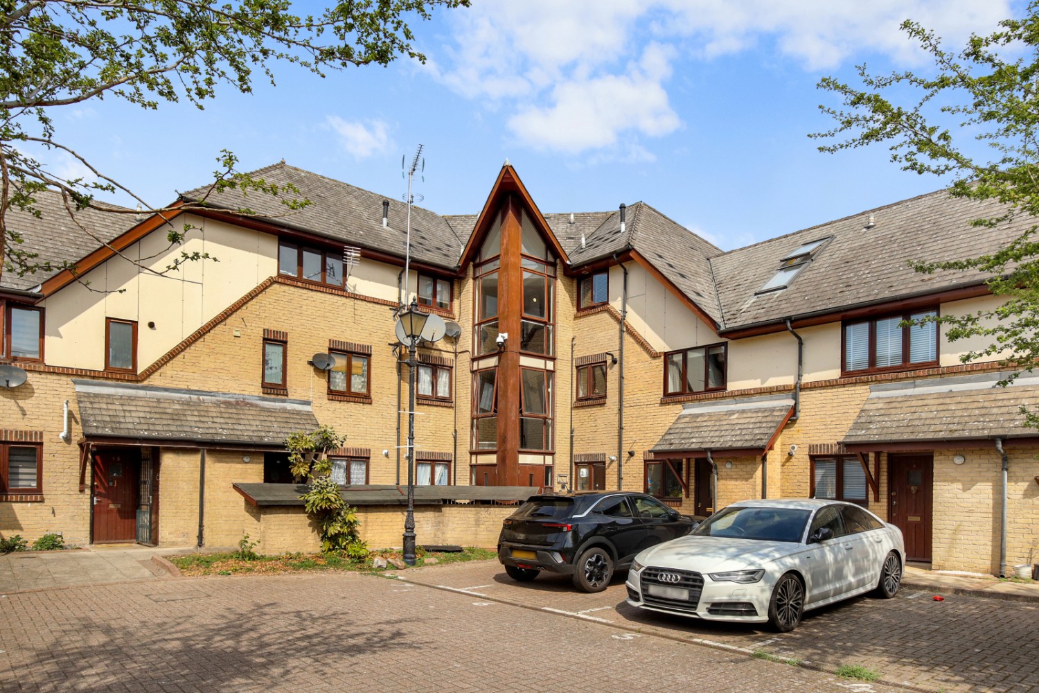 Willow Tree Close, London